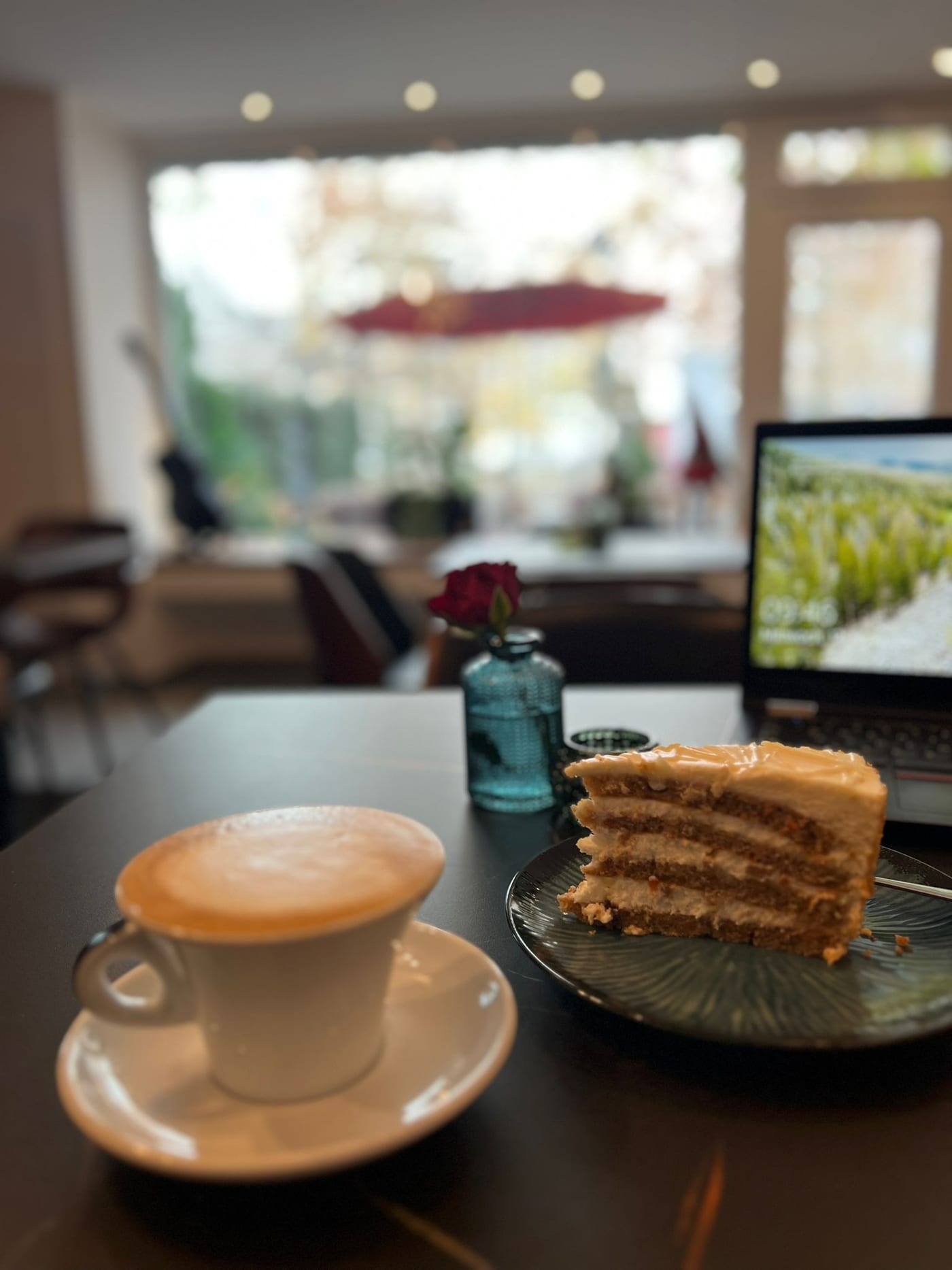 Cappuccino und ein Stück Karottenkuchen im Arona