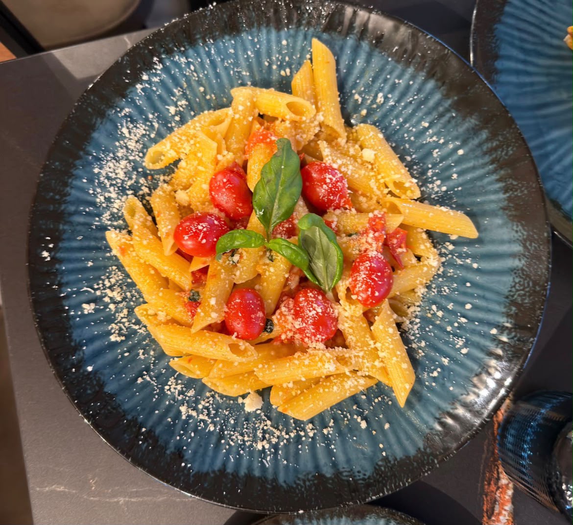 Penne al pomodorino mit Basilikum