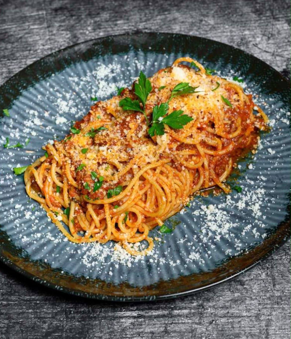 Spaghetti Bolognese mit Parmigiano und Petersilie