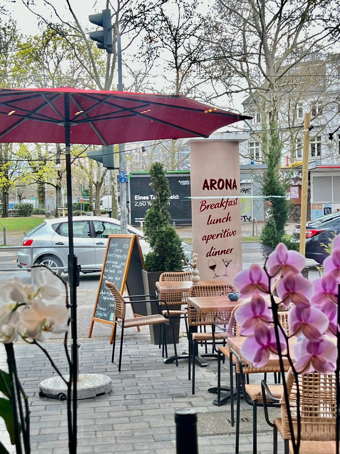 Die Terrasse vom Arona mit roter Markise an der Mainzer Landstraße